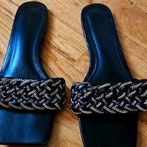 Flats in black and gold